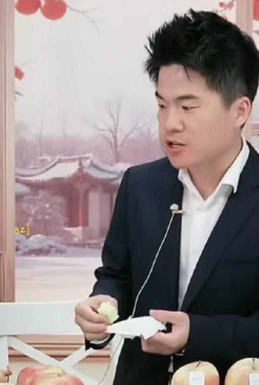 商家实在是太不了解董宇辉了。董宇辉卖苹果，商家想糊弄人，被他当场拆穿，直接撤下样