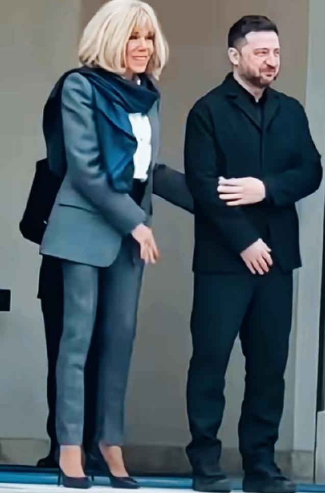 泽连斯基和马克龙妻子挺默契啊！两人脸上都带有笑意！两人的站姿也很一致啊！马