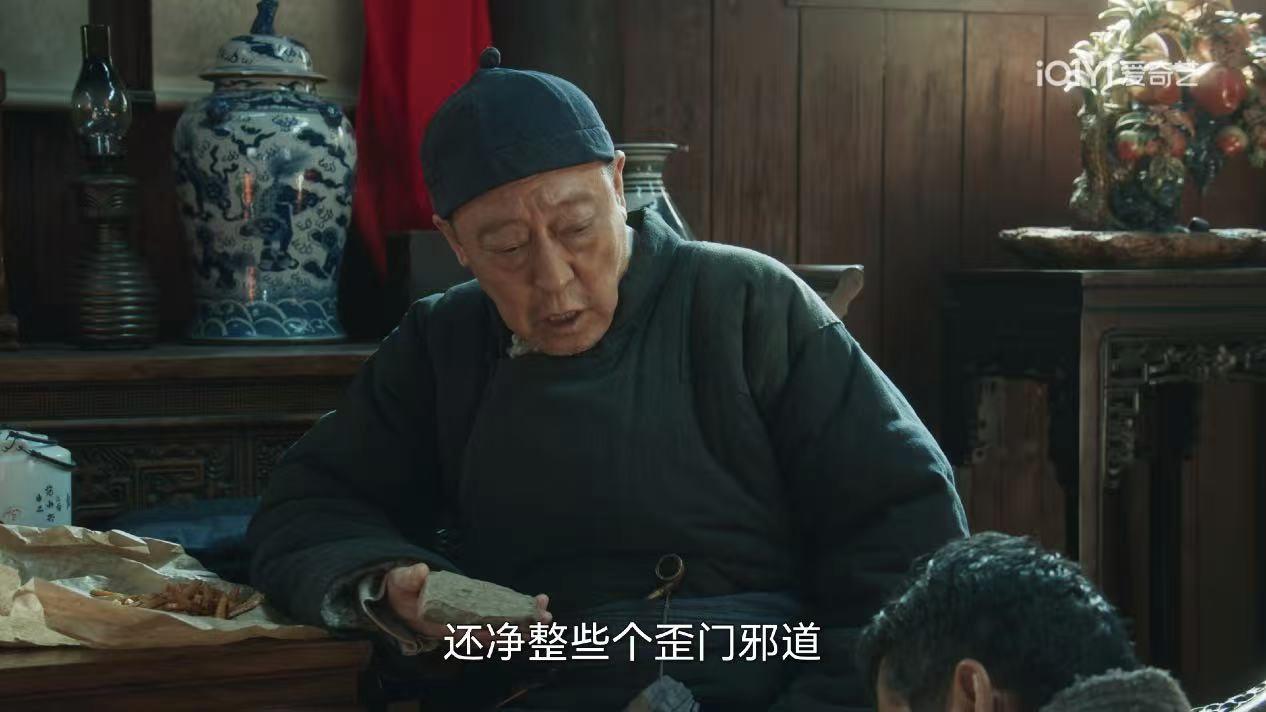 《生万物》中宁学祥再不堪，他对老婆，对孩子都没有话说。比如他自己穿补丁出去捡