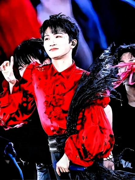 中国没男歌手能打了，为啥大小晚会都被周深“承包”，红了这么多年还越来越火，答