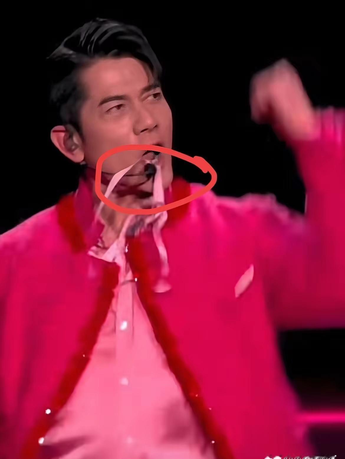 春晚镜头前，郭富城肩带缠死麦架，你以为他要出丑？结果他一个转身，0.5秒甩开，