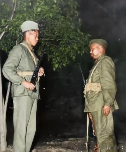 最近有人说这是许世友将军？我可以明确的告诉你们，这位穿着上等兵衣服的将军是开