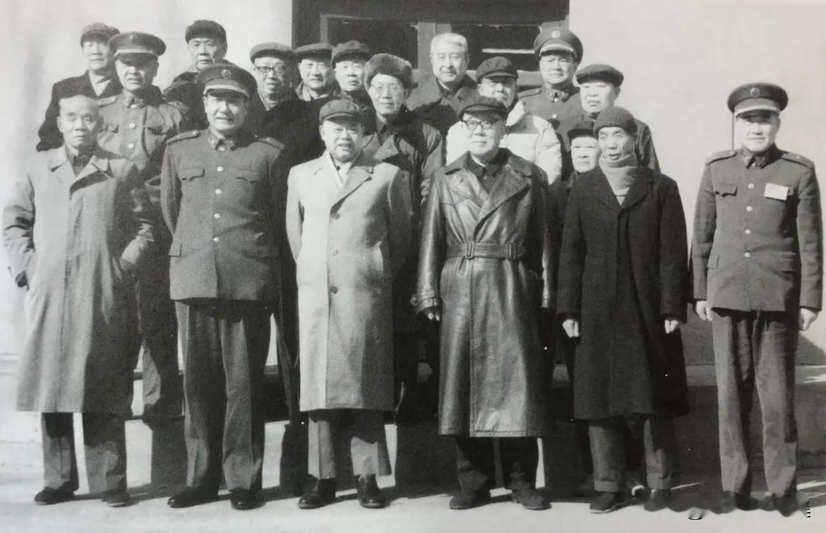 1985年，总参炮兵部第一次代表大会在京召开时，副总参谋长徐惠滋与原军委炮兵领导