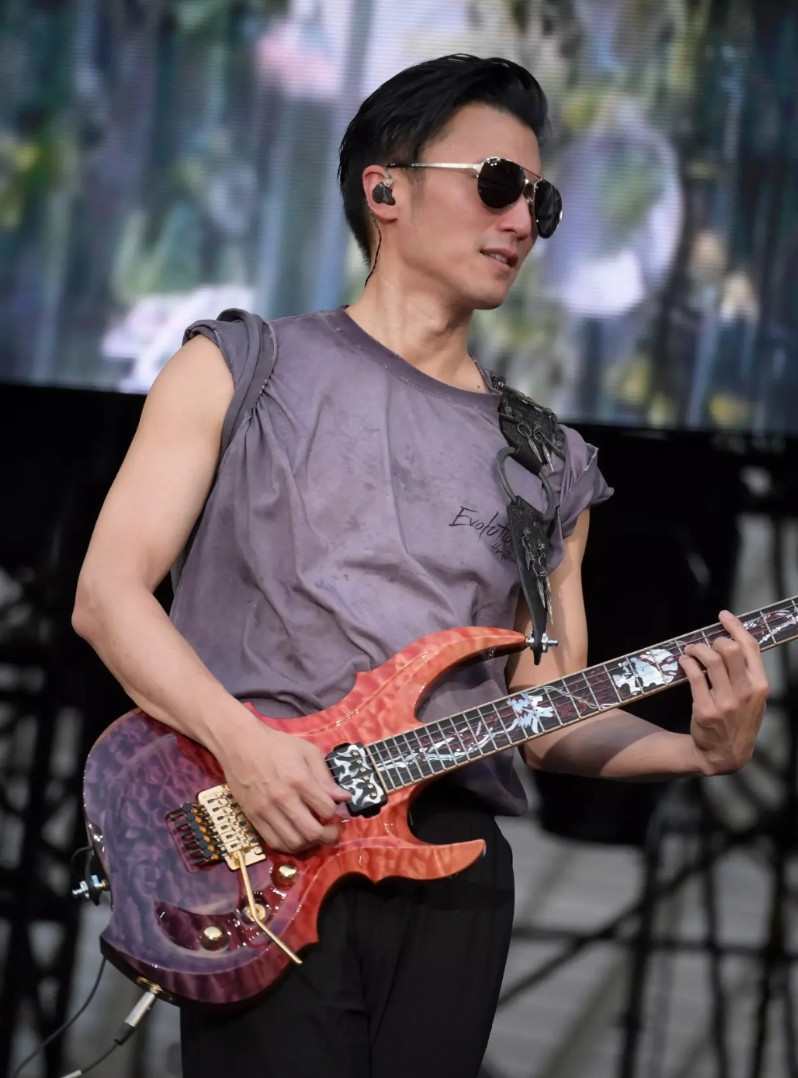 估计谢霆锋要颤抖了不是因为他演唱会火速下班也不是怕人说他餐饮干的不行了，