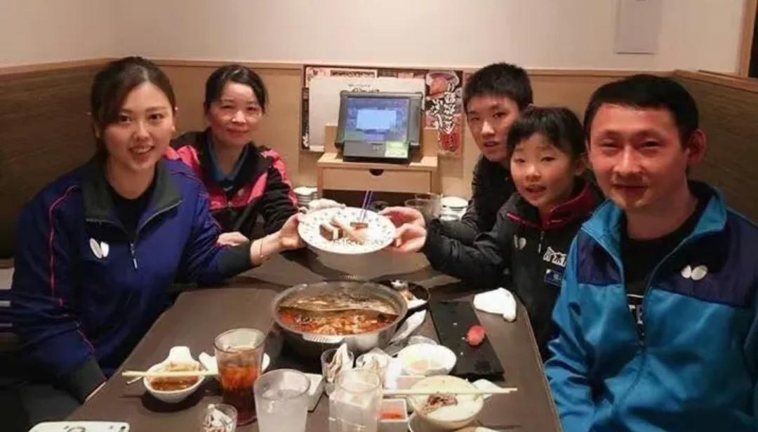 张本美和与松岛辉空小时候的教练是中国人孙雪，她以前是山东鲁能俱乐部的队员，长得很