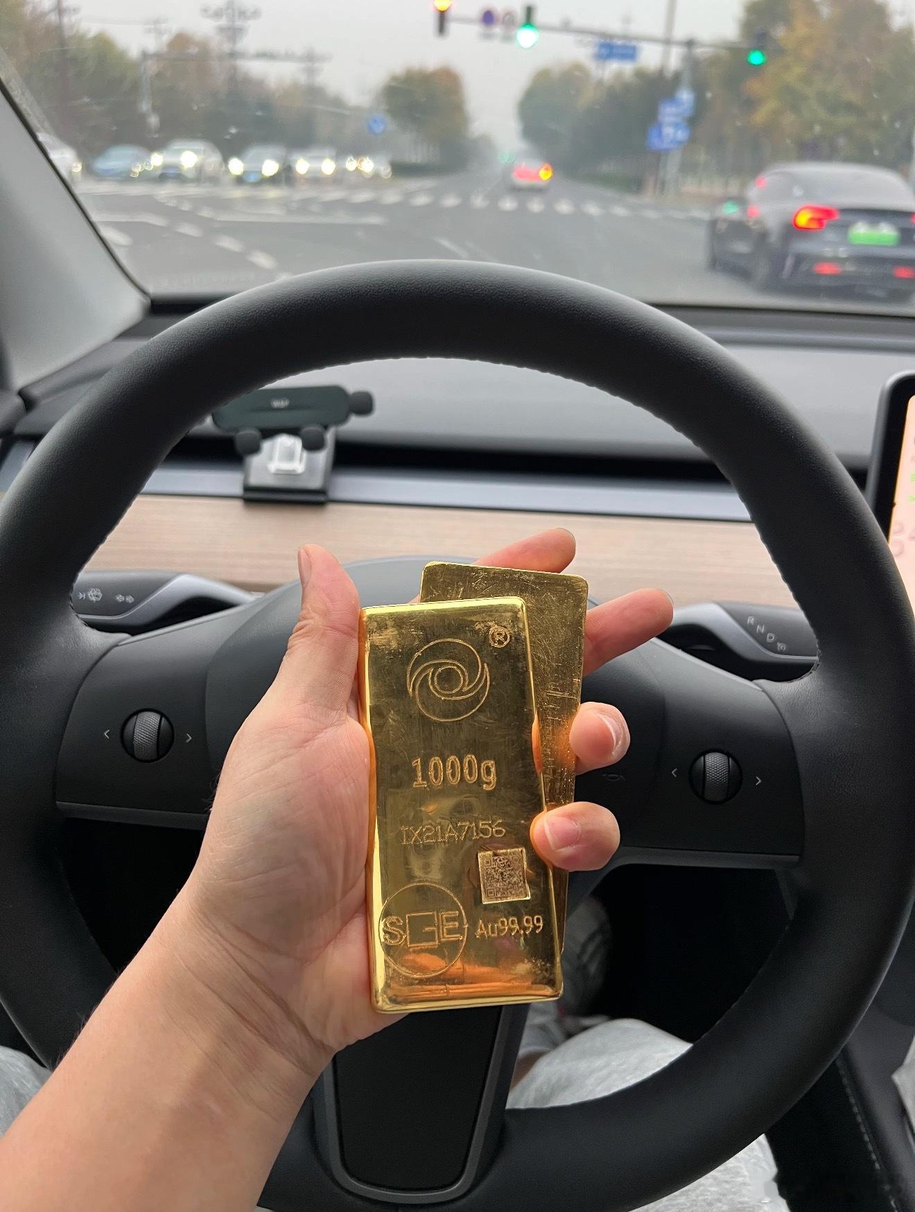 黄金价格飙涨金价是反应世界秩序的熵值，这波买黄金的逻辑就是美元不值钱了，贬值不少