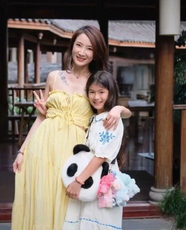 陈赫前妻发文为女儿庆生，一家人其乐融融，虽不是亲生但对她很好！
