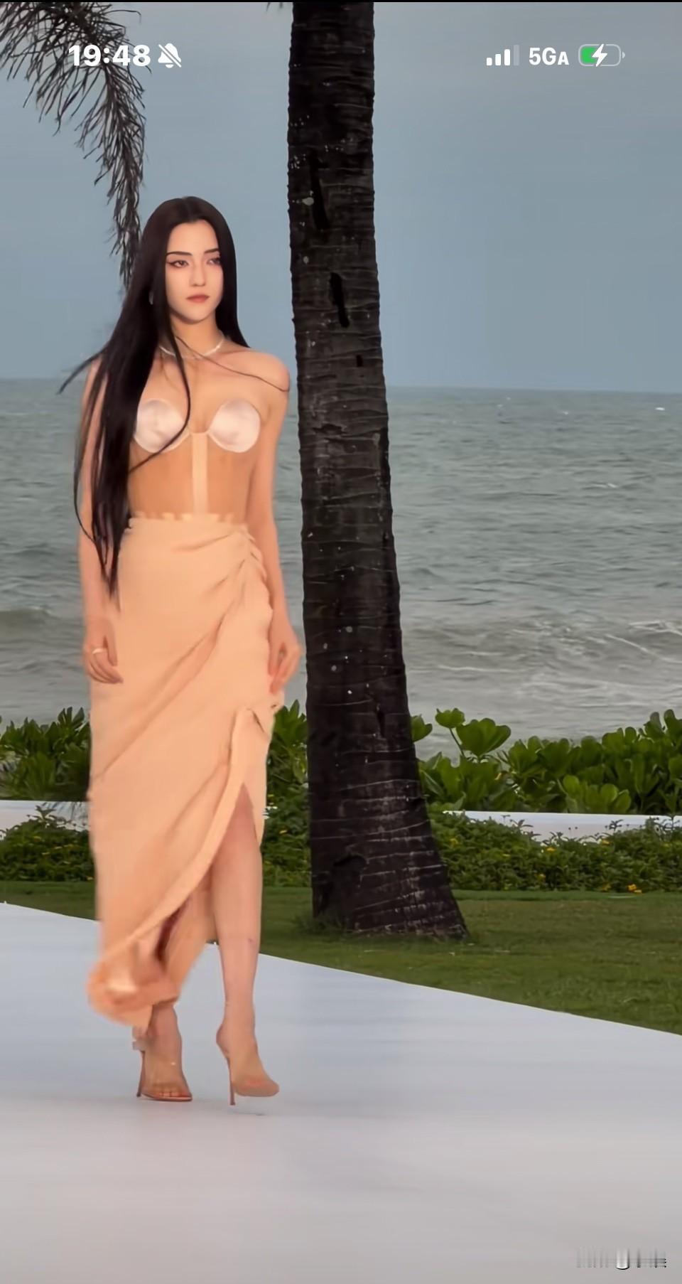 绝了，感觉是最好的目前，她的时尚感真的很强。娜然的红毯有一种毫不费力的美，只需