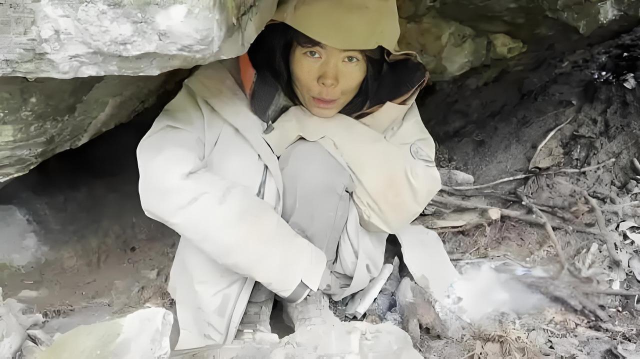 11月11日，张家界荒野求生赛第34天，唯一女选手“冷美人”杨朝芹正经历生理期。