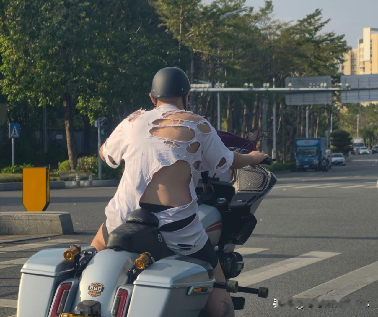 看不懂的穿搭一律巴黎世家，原来真不是玩笑。它家设计确实独特，比如做旧、破洞款，价