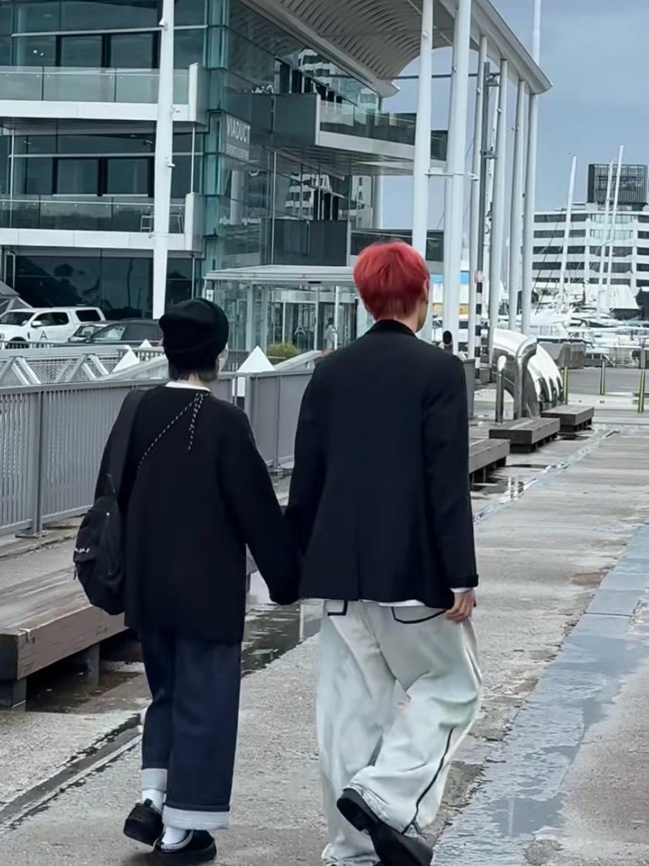 网友在奥克兰街头偶遇杨丞琳和李荣浩！杨丞琳也太漂亮了太精致了！！