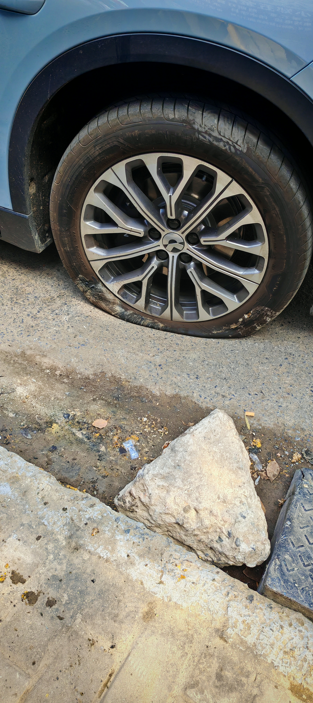 蔚来服务还行体验了一把蔚来补胎，提醒大家及时用轮胎轮毂影像，车子大一开始不习惯