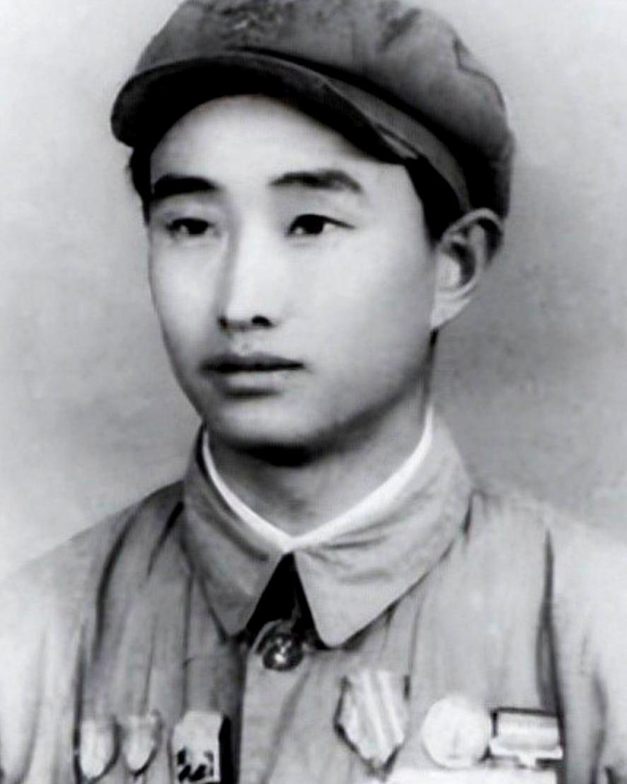 1943年山东栖霞，二十余名八路军战士正围坐用饭，骤然三架敌机呼啸俯冲，班长厉声