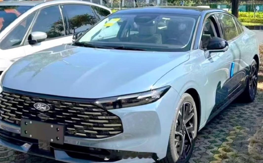 新福特蒙迪欧？要不是前面那个标我以为某日系品牌出新车了喜欢福特的小伙伴来聊聊吧~