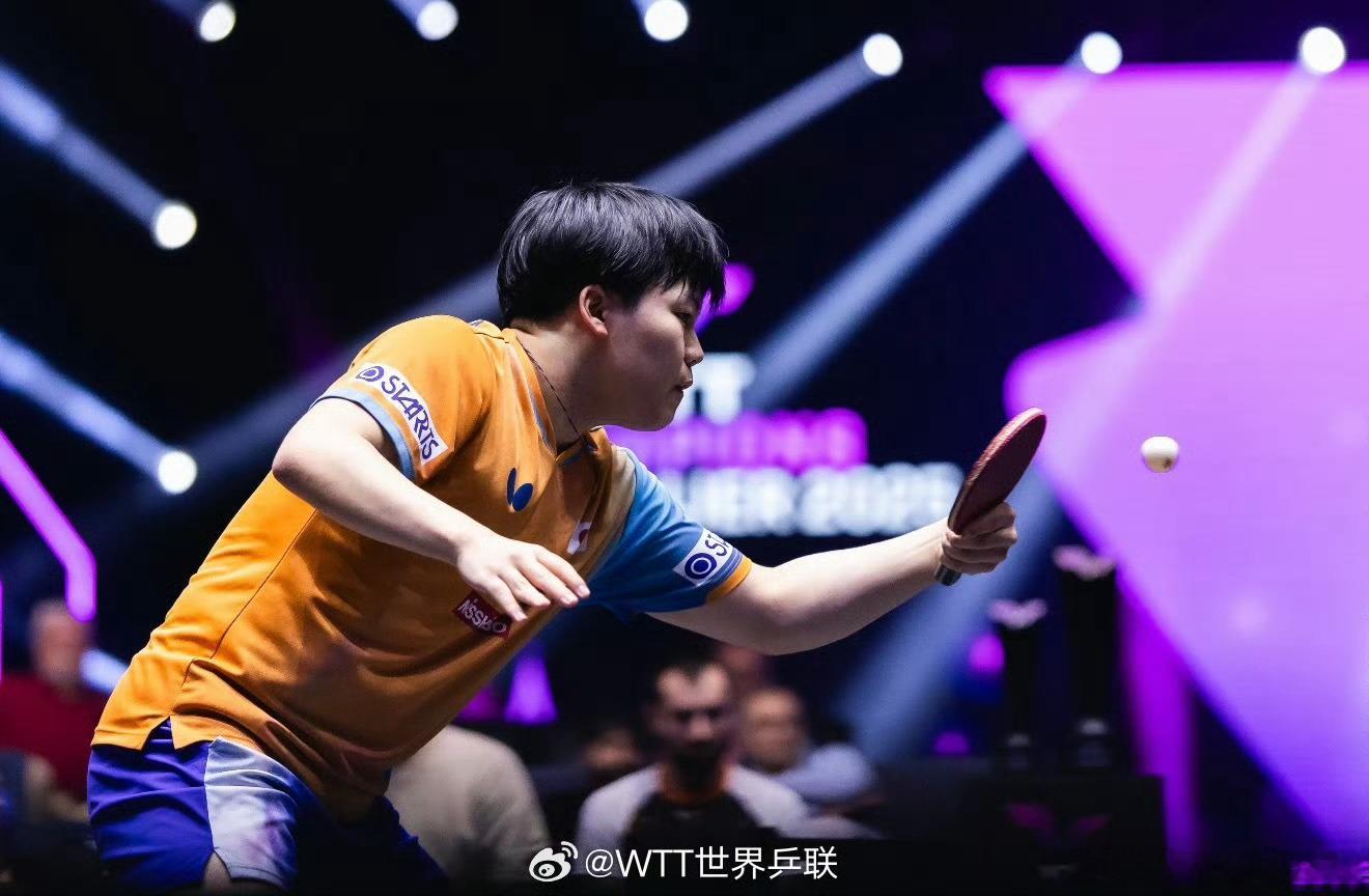 特鲁尔斯·莫雷加德谈对手情绪失控事件：“有时候发泄一下也没什么”在比赛画面中，可