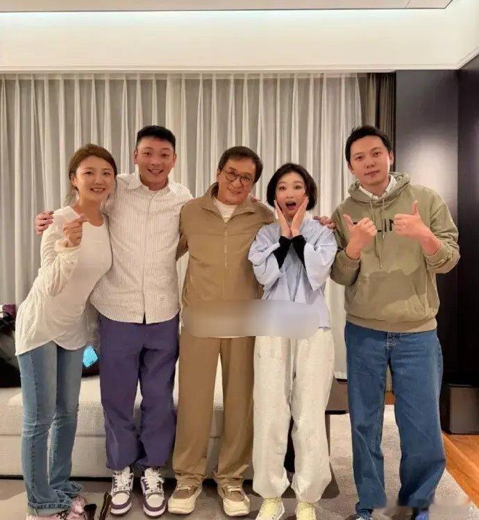 72岁成龙到朋友家里做客，岁月沉淀的气质与风采依旧在线。