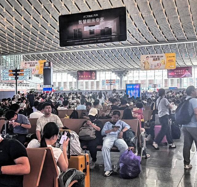 回国第三天，那位住在孟买海边大平层的印度富婆，坐在自家花园里，看着围墙外坑坑洼洼