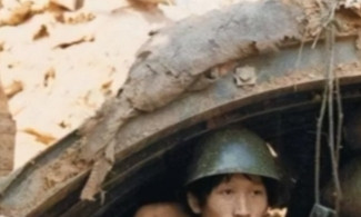 1983年，老山战役中，几名战士脱下军裤，面对女军医，双腿敞开，尴尬不已。女军医
