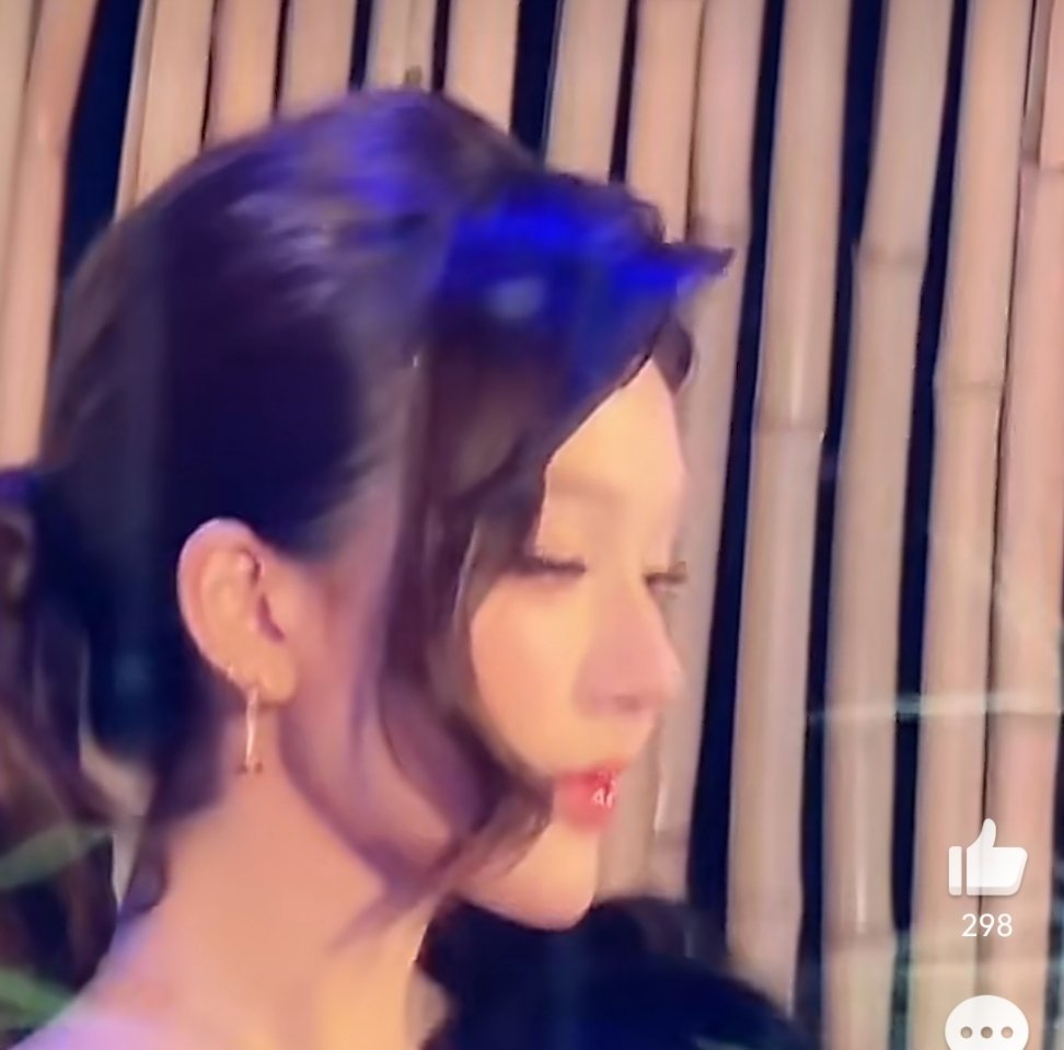 正面看还行但是侧面有股伪人感