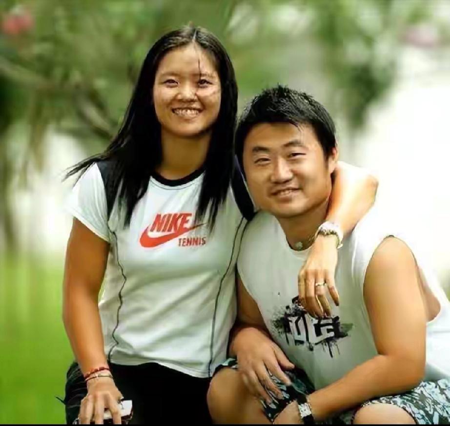 李娜嫁姜山10年生两娃，脱离体制单飞12年，如今现状曝光李娜退役1