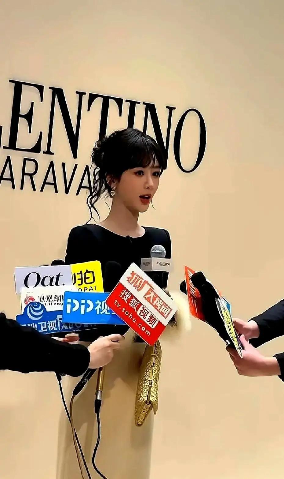 我天，刷到杨紫最近的照片，给我看愣了。就那个脖子，那个肩颈线，还有那个眼神。怎么