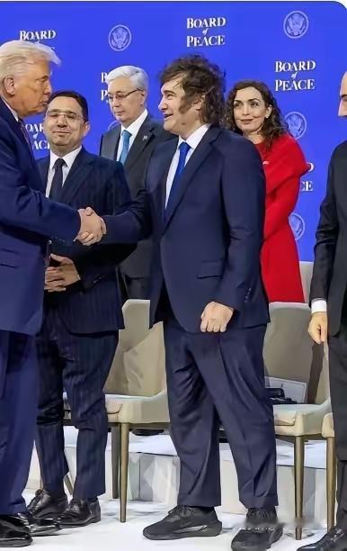 达沃斯论坛特朗普和平委员会成立大会上，阿根廷总统米莱直接靠穿搭封神，一身笔挺正装