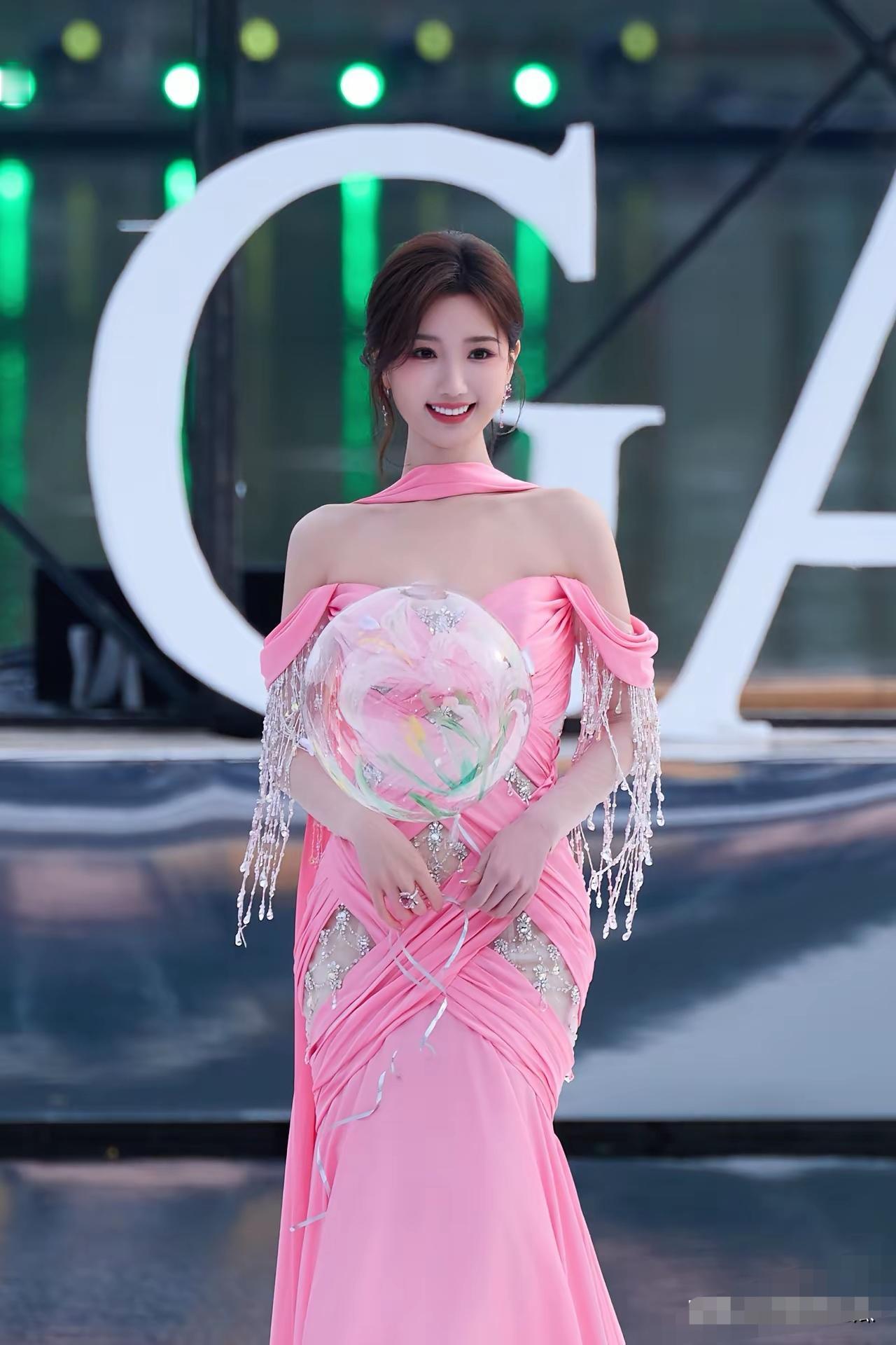 看陈晓和毛晓彤三搭的剧宣现场，谁没被陈晓那个眼神戳到？镜头扫过去的时候，他