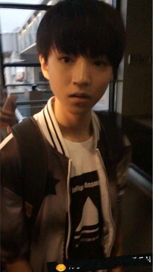 王俊凯照片被学校当作出入证模版，从学生时期就是这么板正的，现在也依旧权威[打ca