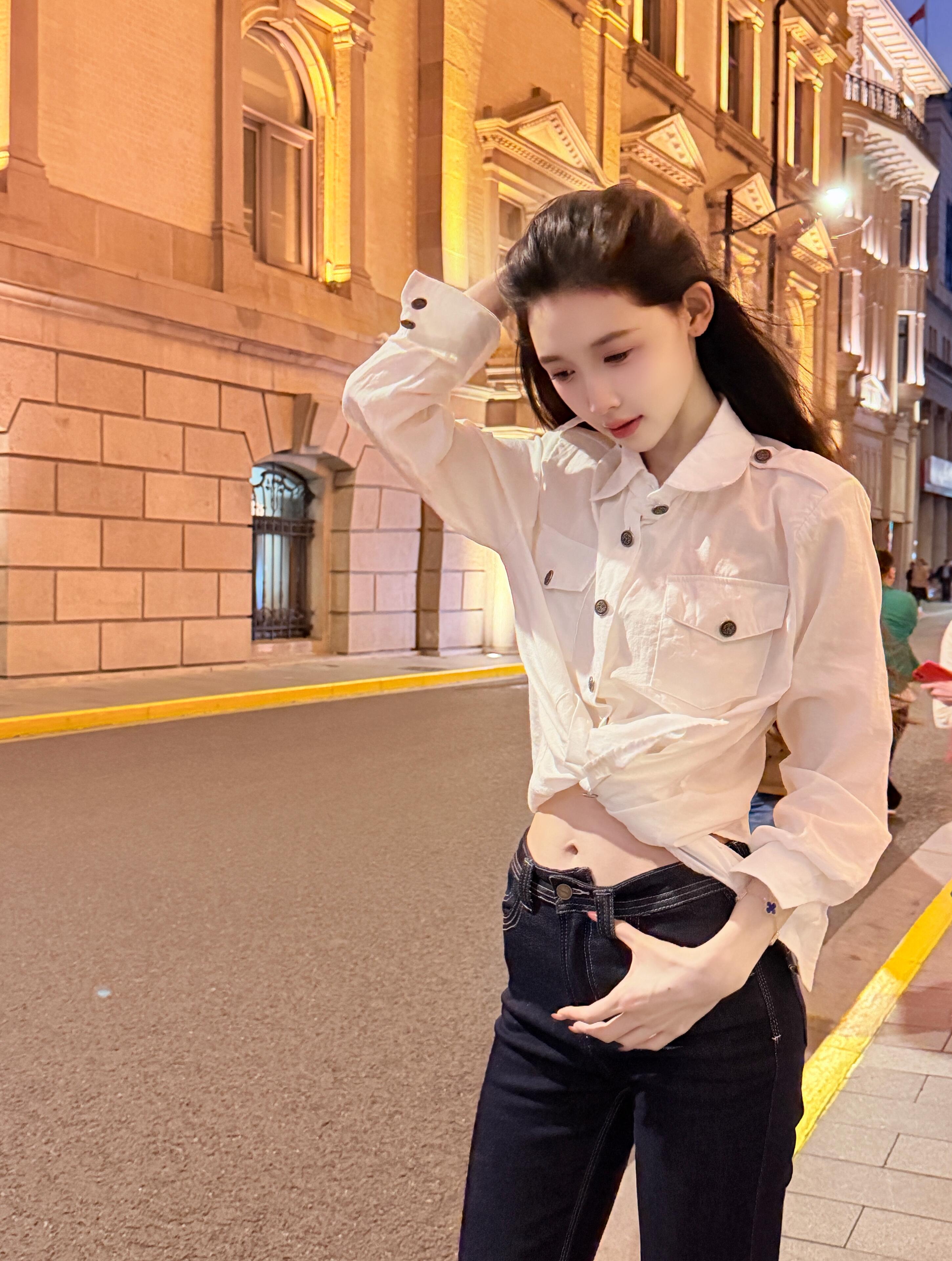 夜晚街头的时尚少女