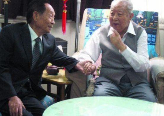 一场跨越半生的登门探望，藏着最纯粹的家国情义2006年，袁隆平到北京出差时