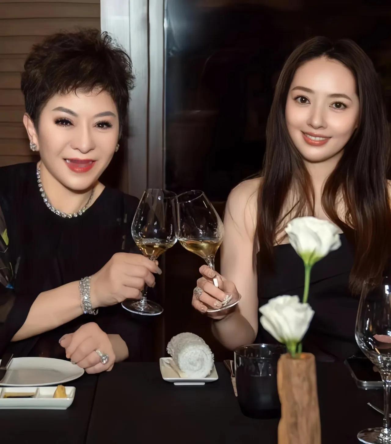 向太如今真是摊牌了,不装了!之前还频频表态,说把郭碧婷当自己亲女儿一样疼,结