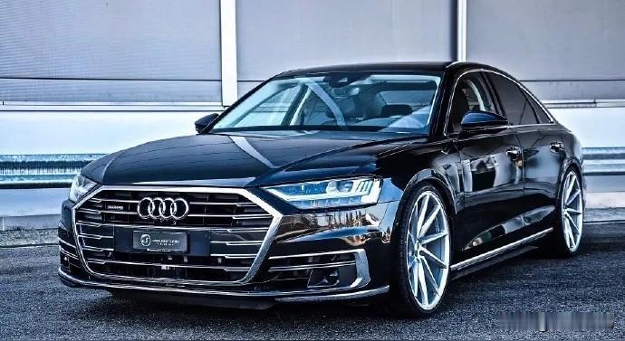 全新奥迪A8刚上市我就去线下摸过实车，3.0T版本起售价都干到108.78万了，