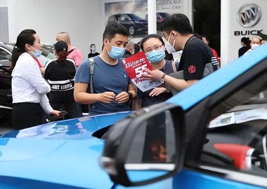 四月刚过三天，我一个老家的朋友把买车计划取消了。他说不是买不起，是算完账后半夜睡