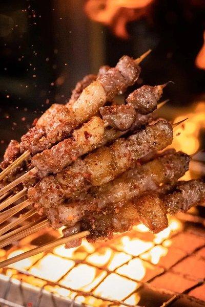 餐桌上三种肉，长期大量食用，有可能诱发癌症。第一种，咱们说烧烤肉类，肉在高温烧