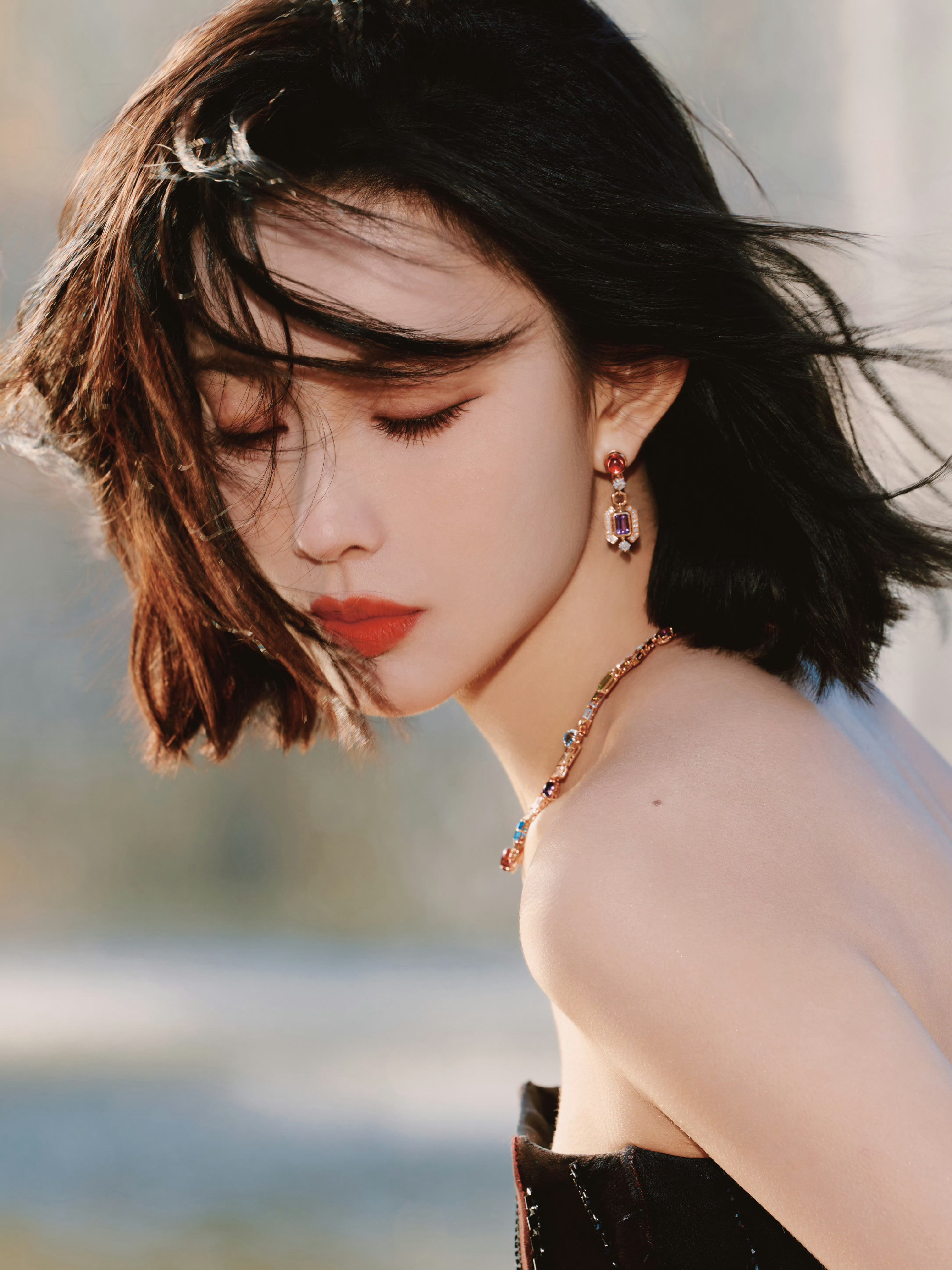 孟子义，短发红唇，抹胸渐变红裙，太精致了。孟子义