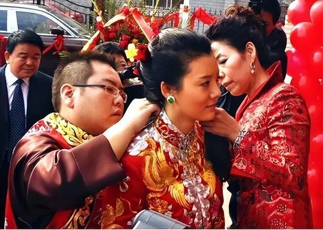 “有钱真能当饭吃吗？”当年，车晓的母亲王丽云最中意的女婿是邓超，但最终车晓嫁给身