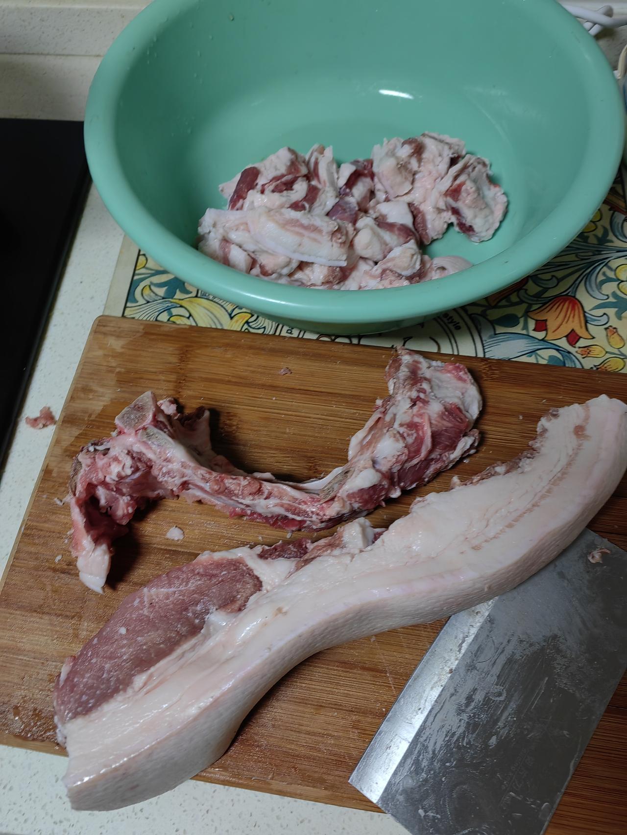 早起，当了会斩肉的朱屠，将化冻的一刀连排肉，片下排骨，剁断，将肉切割好。这刀太过