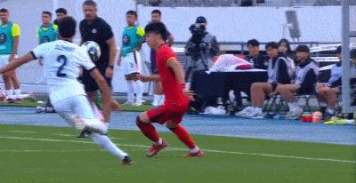 香港男足为什么碰上国足总想弄出点事？第54分钟，看一下王钰栋被犯规的瞬间：香港