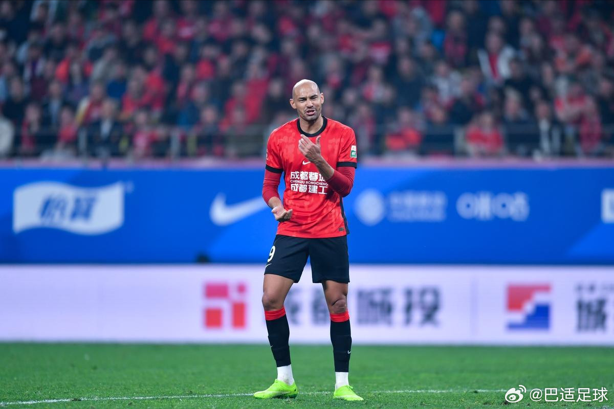 成都蓉城发布伤情通报，费利佩因手指受伤将缺席本轮比赛。以往赛季，“牛马”费利佩几