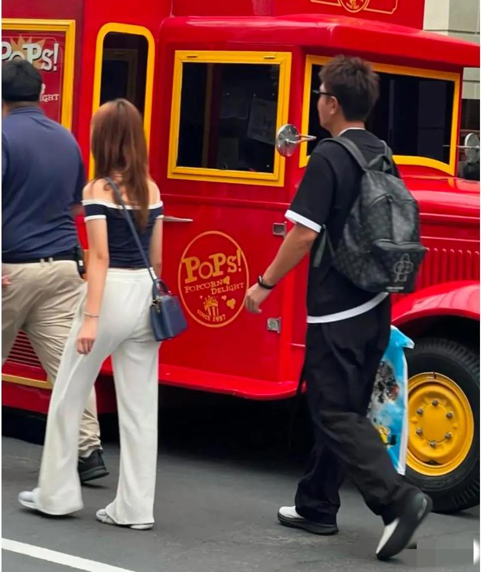 甜馨背着5万元的LV包包，与爸爸贾乃亮在新加坡旅行，爸爸胖瘦合度，颇显年轻，甜馨