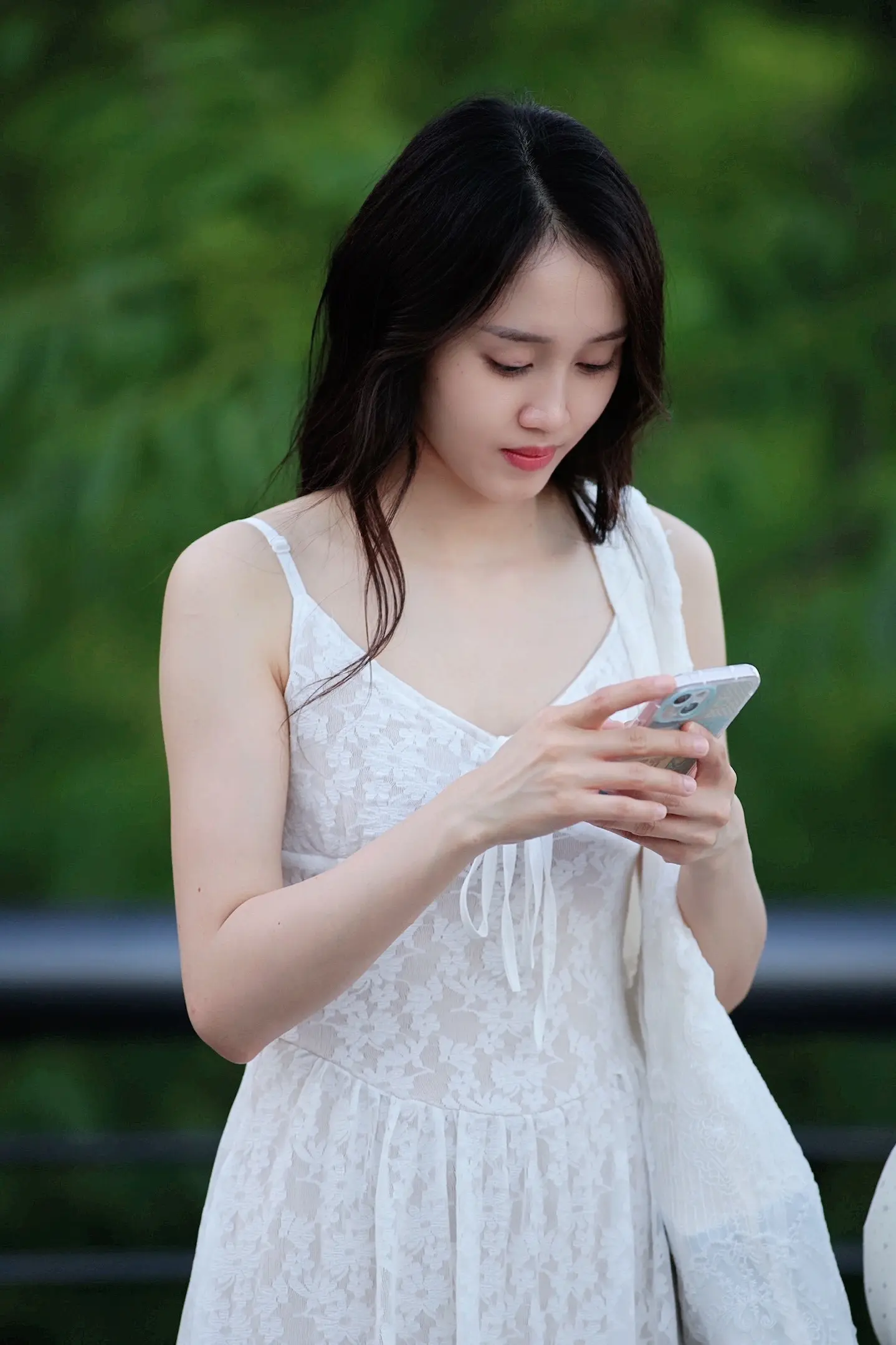夏日穿搭白色连衣裙 清纯穿搭女生 温柔风街拍小姐姐穿搭 温柔气质小姐姐...