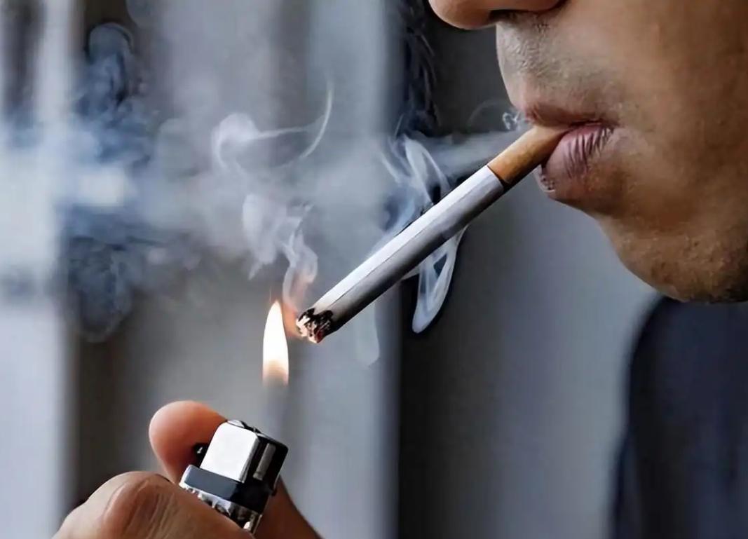 吸烟的都是些什么人呢？我想了一下，他们是在小学打架的人，他们是在中学满口