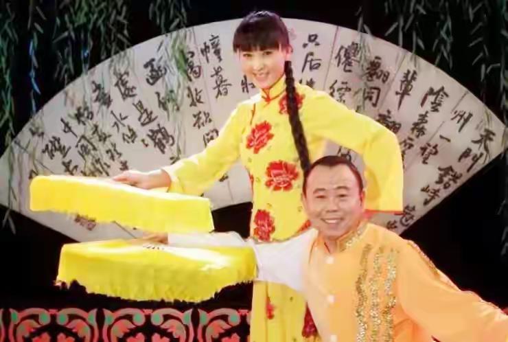 舞台上的闫学晶打扮得美美哒，生活中的她打扮得美美哒的时候也有的是，比如穿礼服的她