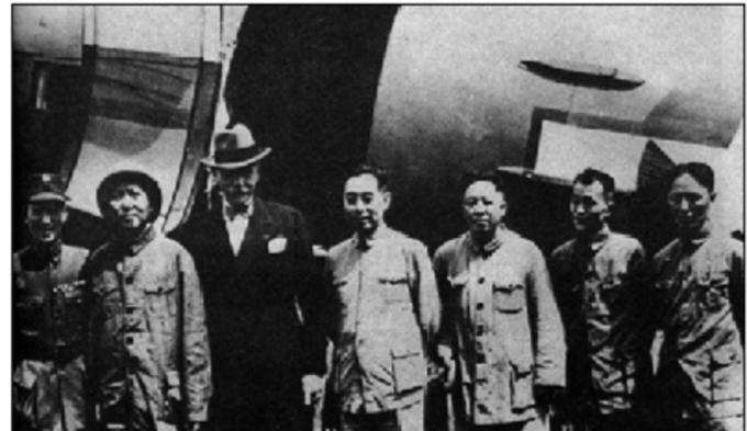 1945年毛泽东赴重庆谈判，身边带着“一虎二龙”，还有个神秘人物“三叔”？军统头