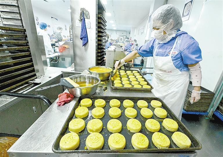 河北石家庄: 传统月饼生产销售忙
