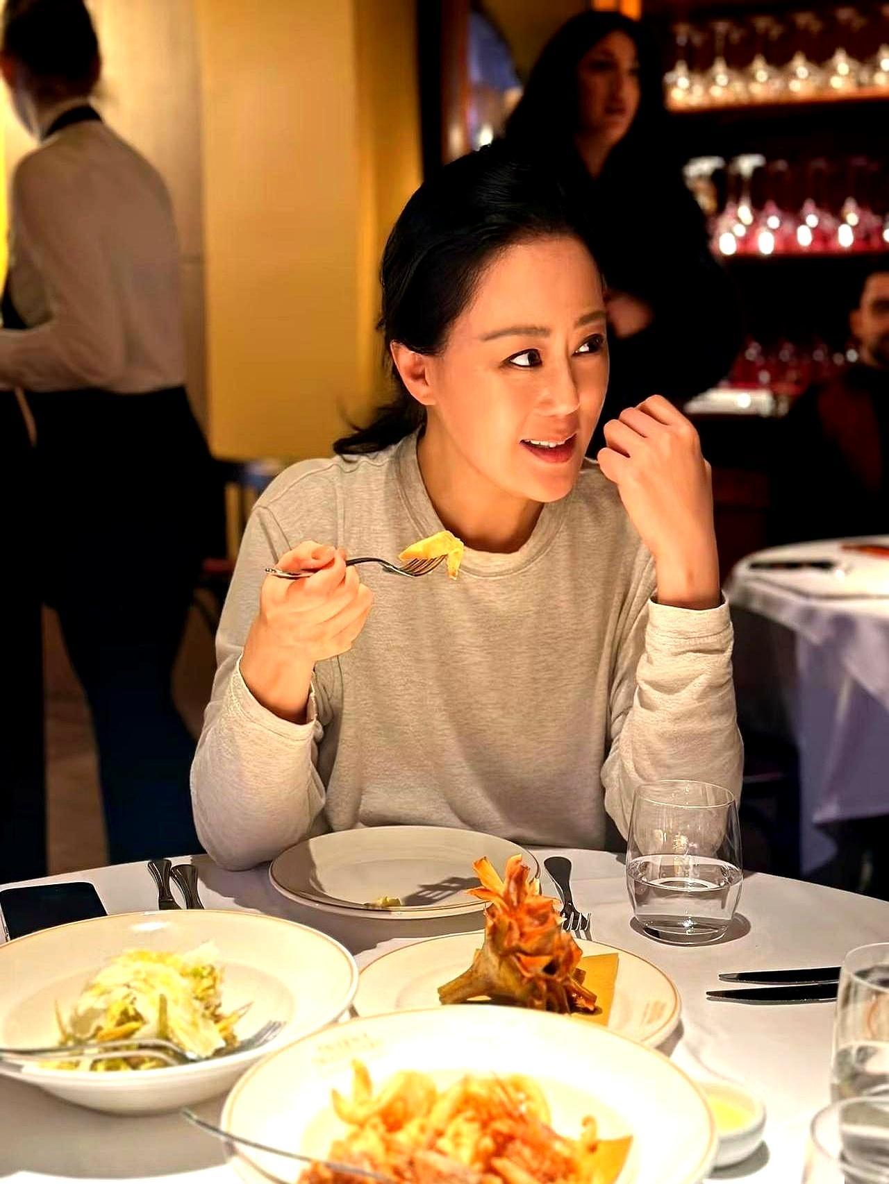 63岁章小蕙的女神节私照，戳破太多假象。她跟设计师开完会扎进国外街边小馆子