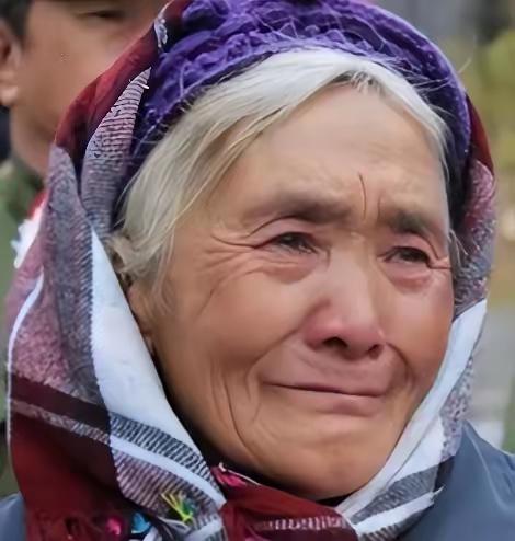 她是《高山下的花环》连长梁三喜原型的遗孀！2007年，她贷款2000元作路费，带