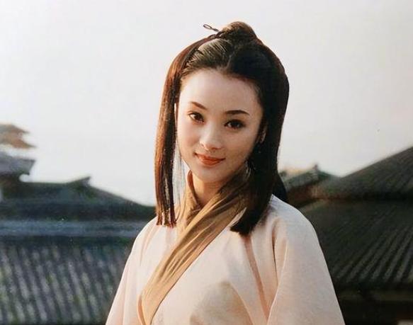 勾践和妻子雅鱼在吴国作人质。石室的稻草堆里，勾践正给夫差喂马。身后传来金