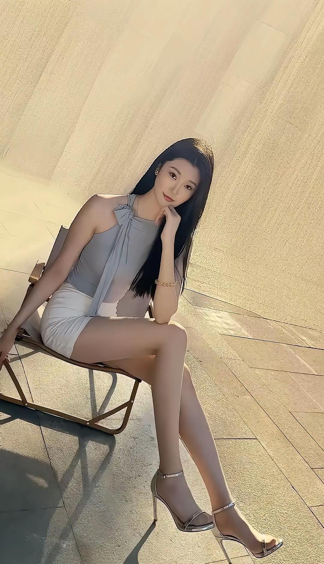 看看，人家是怎么长的，细腰，长腿，大高个的……