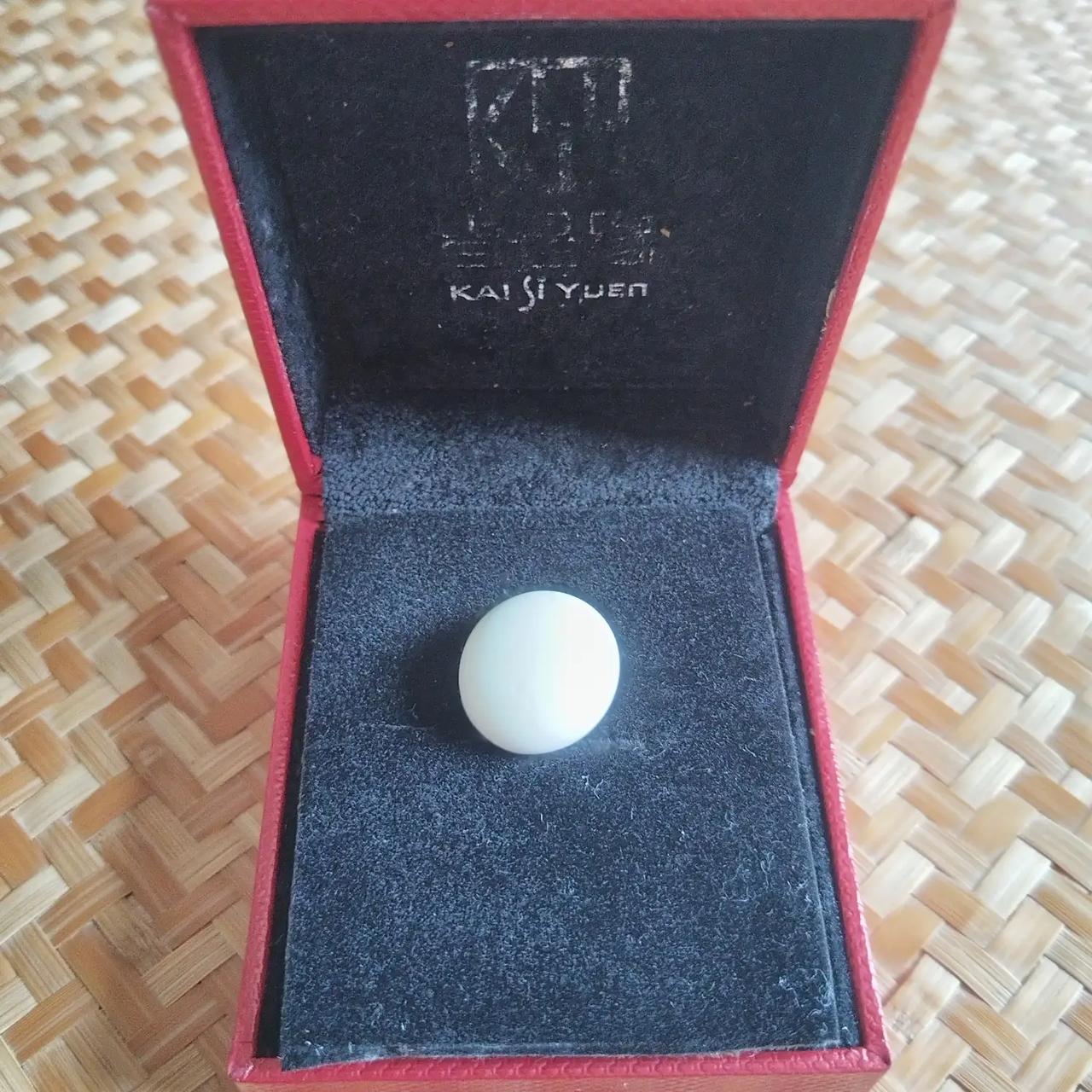 发颗真正的白色玻璃陨石，其完整性、通透度、观赏性、堪称世界之最。